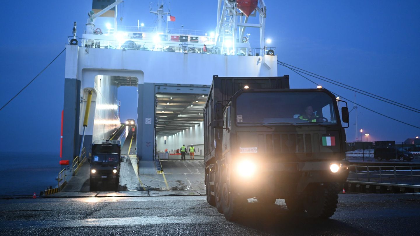 Erste Militärfahrzeuge sind in Emden angekommen. Foto: Lars Penning/dpa
