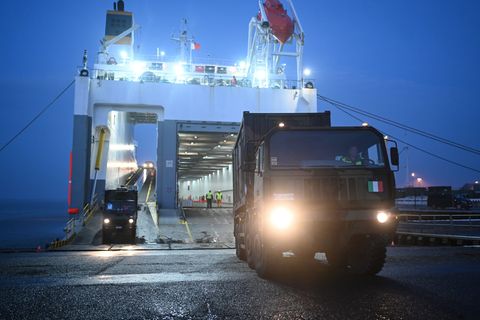 Erste Militärfahrzeuge sind in Emden angekommen. Foto: Lars Penning/dpa