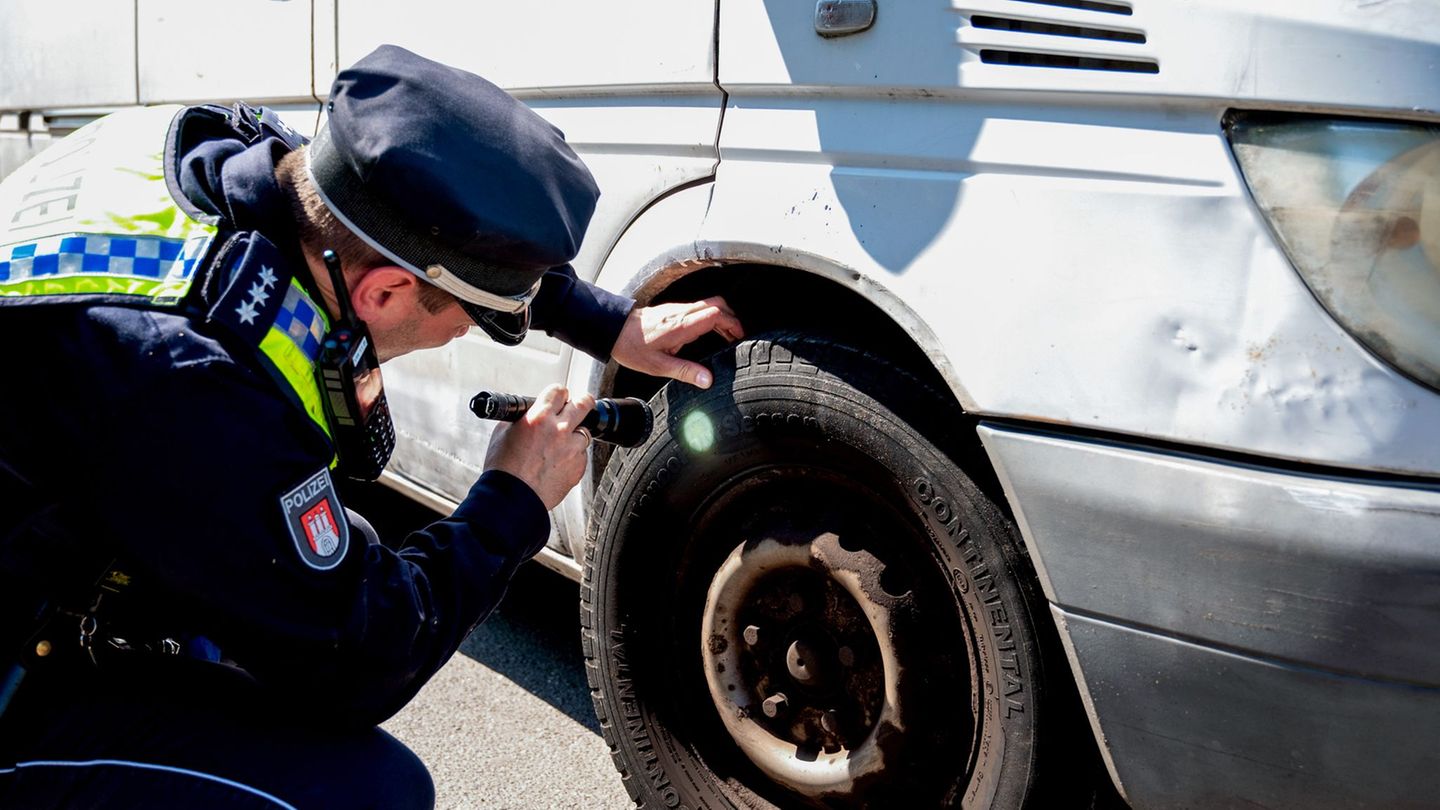 Bei Kontrollen vom 870 Fahrzeugen im Hamburger Stadtgebiet hat die Polizei innerhalb eines Tages mehr als 700 Gesetzesverstöße f
