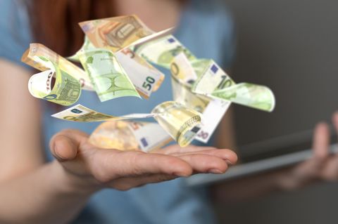 Das Geld fällt einem selten einfach so in den Schoß oder die Hand