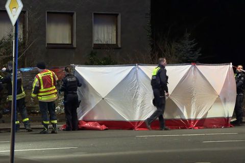 Die Polizei hat einen Sichtschutz aufgebaut, für den Jugendlichen kam jede Hilfe zu spät