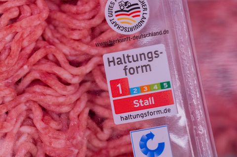 Der Anteil von Fleisch aus der untersten Haltungsstufe nimmt ab. (Archivbild) Foto: Rolf Vennenbernd/dpa
