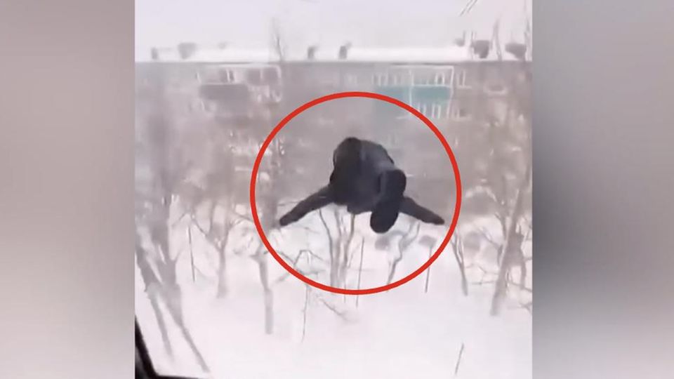 Mann springt kopfüber aus fünftem Stock – und landet auf meterhohem Schnee