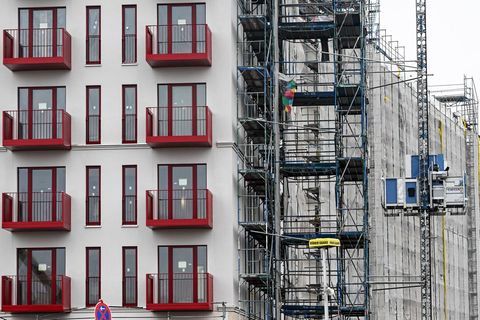 An der Landsberger Allee in Lichtenberg entstehen derzeit 1.548 Sozialwohnungen. (Symbolbild) Foto: Jens Kalaene/dpa