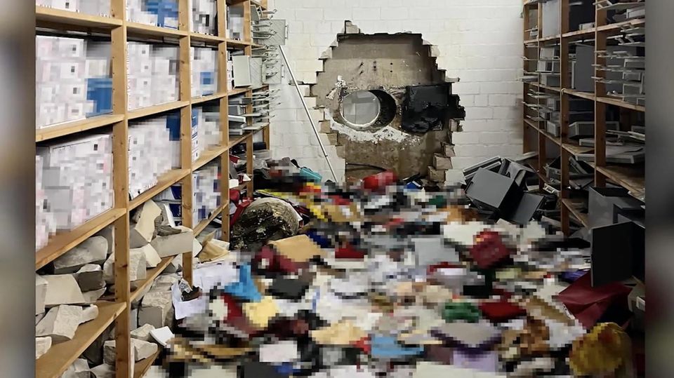 Ein großes Loch in einer Wand, durch das die Täter in den Tresorraum gelangen konnten.