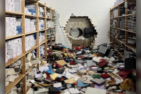 Ein großes Loch in einer Wand, durch das die Täter in den Tresorraum gelangen konnten.