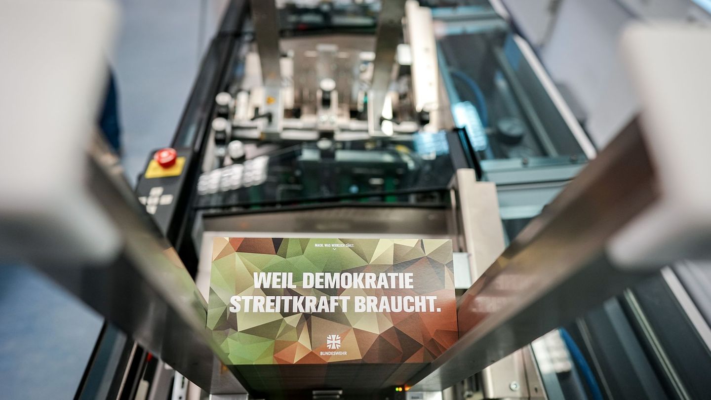 Wer 18 wird, bekommt von nun an den Fragebogen der Bundeswehr zugeschickt. Foto: Kay Nietfeld/dpa