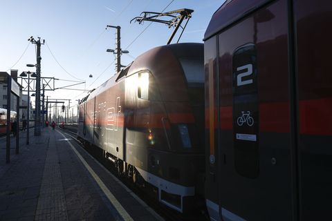 Der Railjet wurde so stark beschädigt, dass er nicht mehr weiterfahren konnte. (Symbolbild) Foto: Erwin Scheriau/APA/dpa
