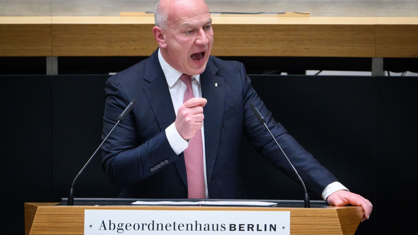 Berlins Regierender Bürgermeister Kai Wegner (CDU) ging im Parlament nur kurz auf sein umstrittenes Tennismatch während des Stro