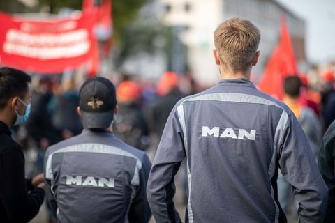 Beim Bus- und Lastwagenhersteller MAN gibt es eine Einigung zum geplanten Stellenabbau. Foto: Daniel Karmann/dpa