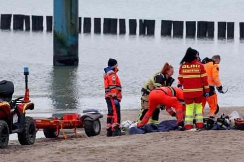 Rettungskräfte bargen einen Mann leblos aus der Ostsee vor Graal-Müritz. Foto: Bernd Wüstneck/dpa