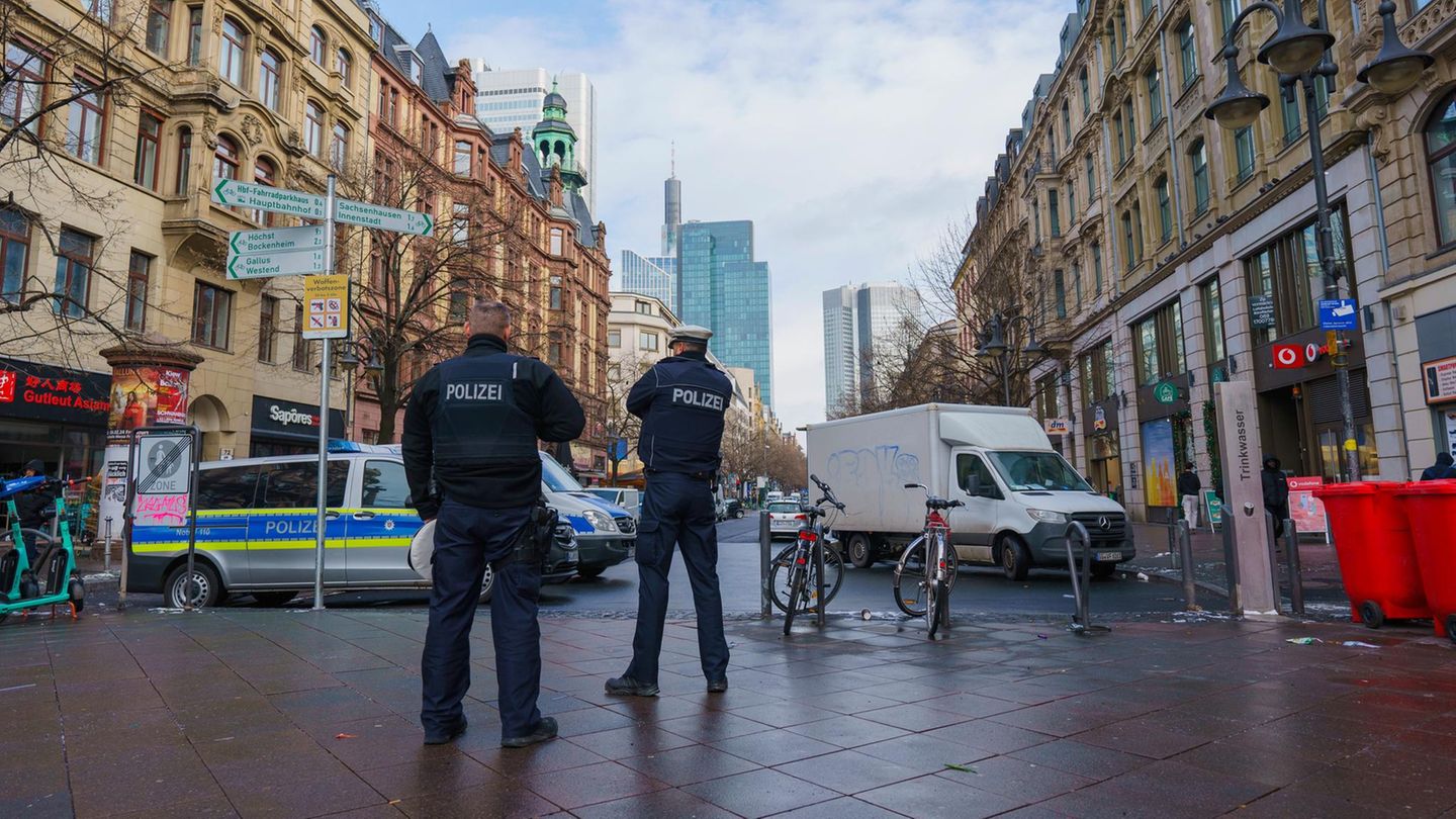 Der Junge wurde zuletzt am Mittwochmorgen im Frankfurter Bahnhofsviertel gesehen, nun sucht die Polizei nach ihm (Archivbild)