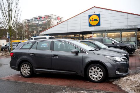 Lidl bietet nun auf dem Parkplatz einer Filiale in Hamburg in Randzeiten kostenpflichtig Parkplätze an. Foto: Daniel Bockwoldt/d