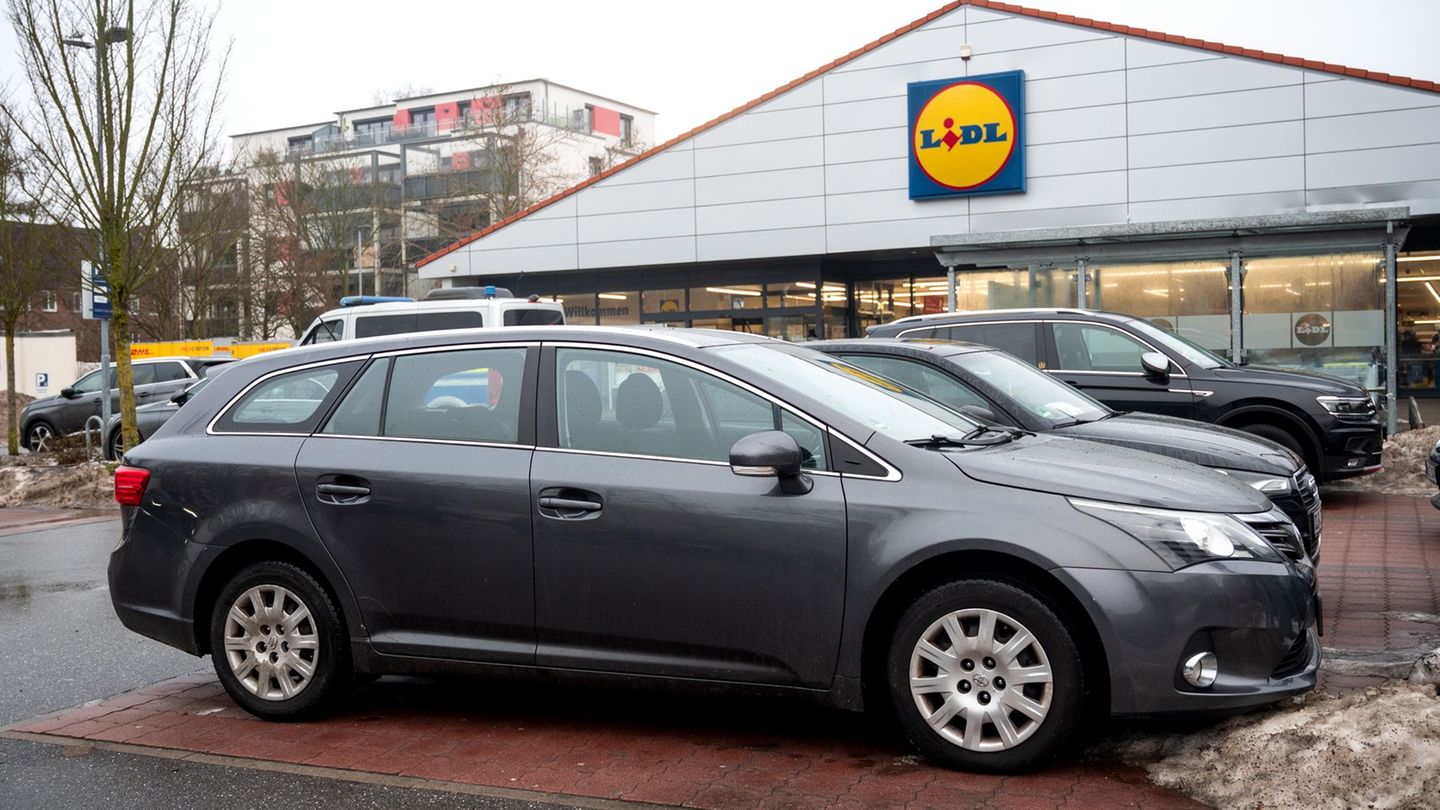 Lidl bietet nun auf dem Parkplatz einer Filiale in Hamburg in Randzeiten kostenpflichtig Parkplätze an. Foto: Daniel Bockwoldt/d