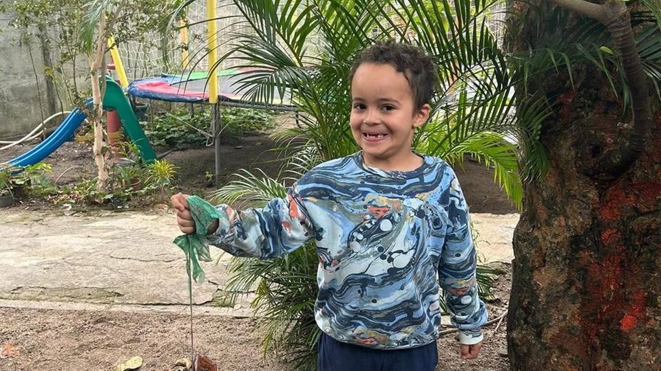 Der 8-jährige Noah ist 1,35 Meter groß,