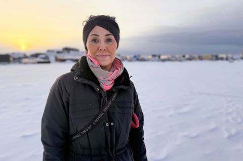 Falls die Amerikaner in Grönland einmarschieren, weiß Tillie Martinussen genau, was sie macht. Foto: Julia Wäschenbach/dpa