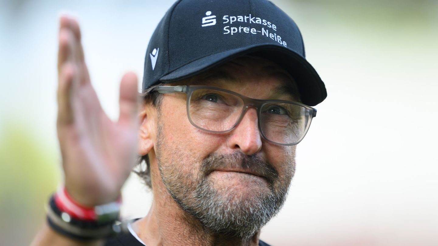 Trainer Wollitz startet mit Energie Cottbus in die Rückrunde der 3. Liga. (Archivbild) Foto: Robert Michael/dpa