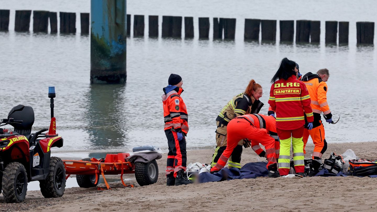 Rettungskräfte bargen einen Mann leblos aus der Ostsee vor Graal-Müritz. Foto: Bernd Wüstneck/dpa