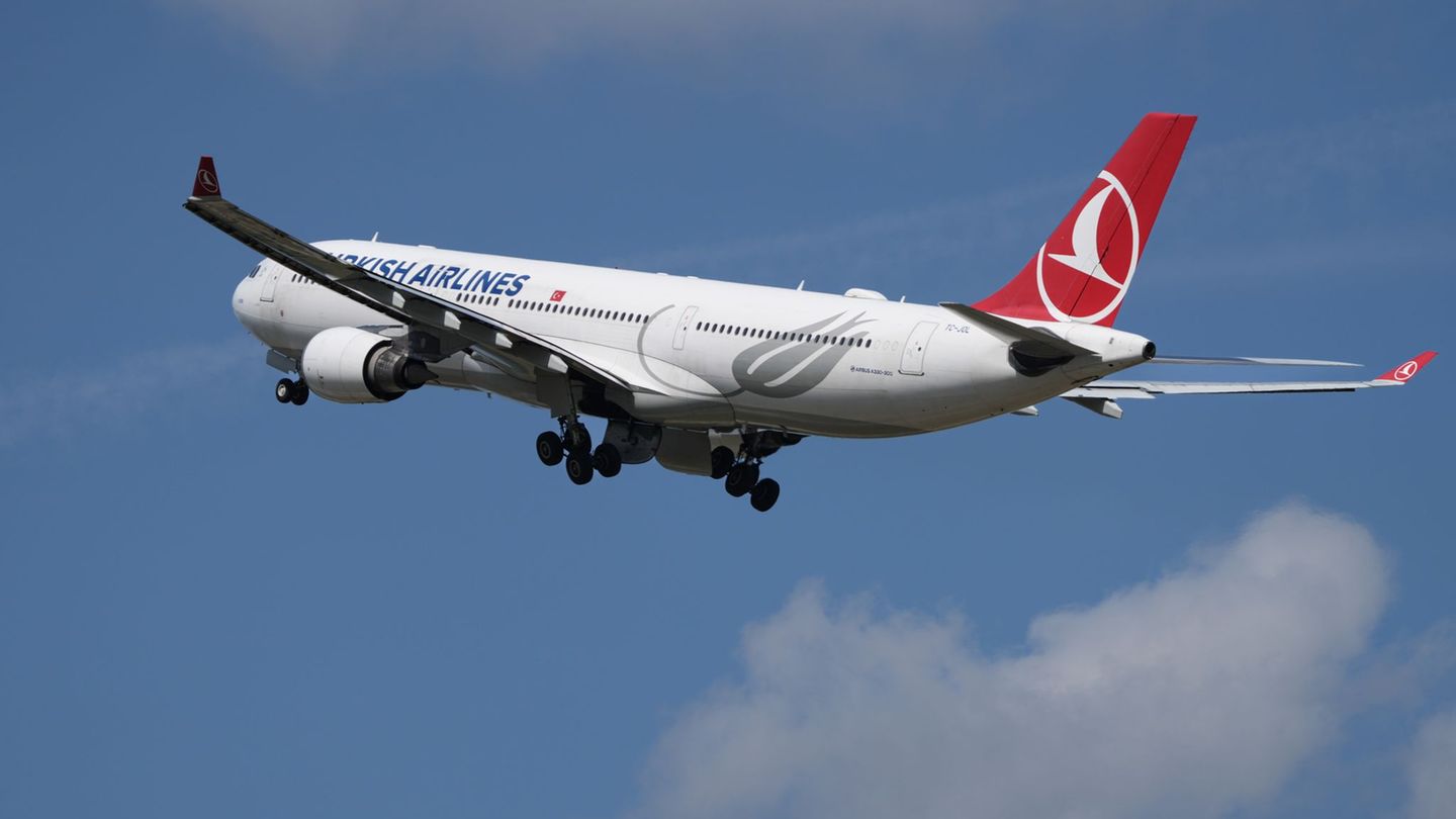 Eine Maschine von Turkish Airlines musste in Barcelona wegen einer "Gefahr an Bord" notlanden. (Archiv-Bild) Foto: Soeren Stache