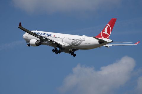 Eine Maschine von Turkish Airlines musste in Barcelona wegen einer "Gefahr an Bord" notlanden. (Archiv-Bild) Foto: Soeren Stache