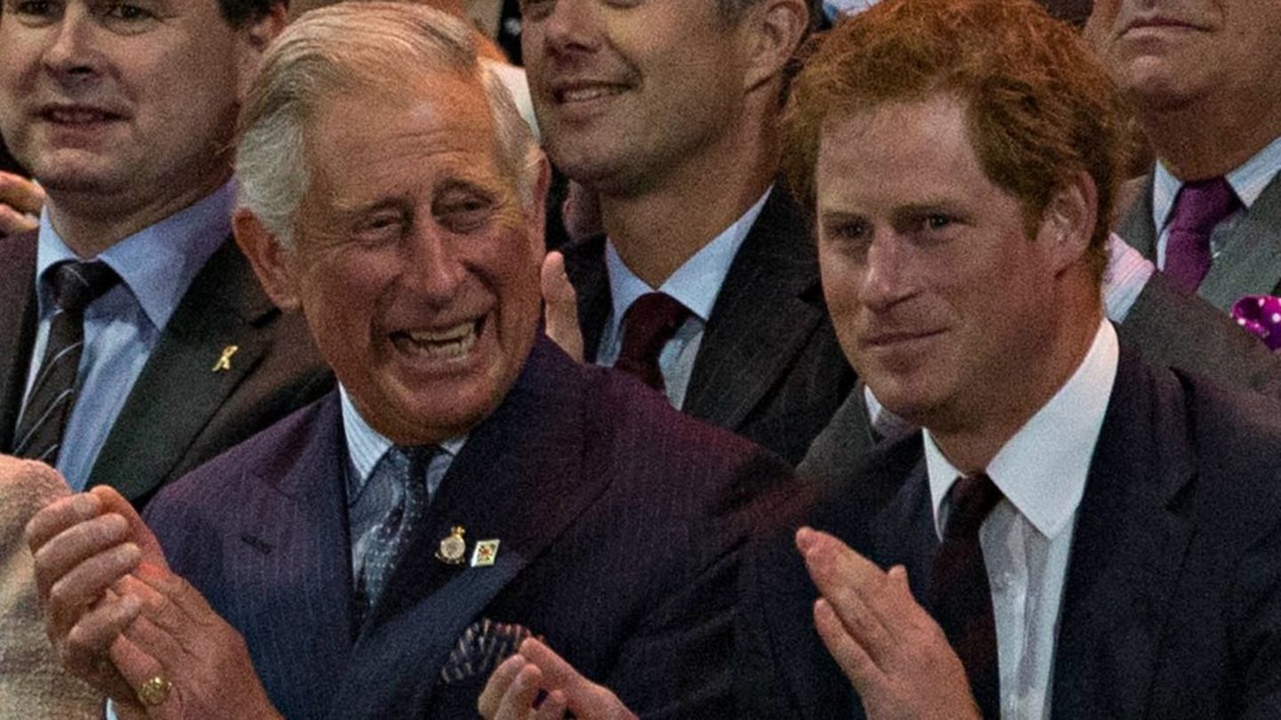 Der heutige König Charles III. und Prinz Harry bei der Eröffnung der ersten Invictus Games im Jahr 2014 in London.