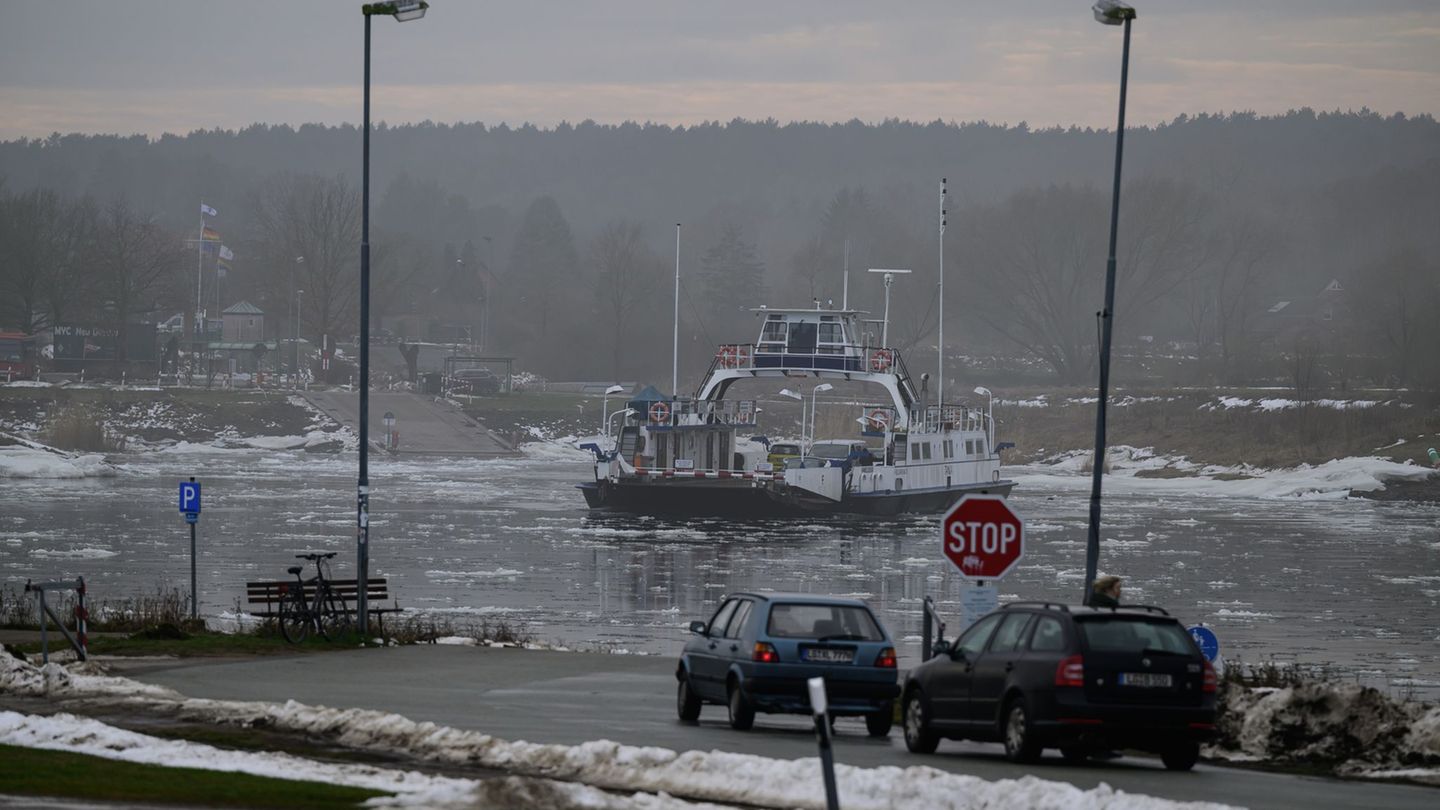 Nach Sturm und Eis auf der Elbe ist die Fähre "Tanja" wieder in Betrieb. Foto: Philipp Schulze/dpa