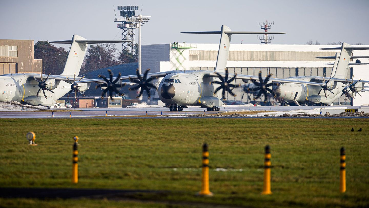 Deutsche Bundeswehr-Soldaten sind am Morgen vom Fliegerhorst Wunstorf nach Dänemark gestartet. Foto: Moritz Frankenberg/dpa