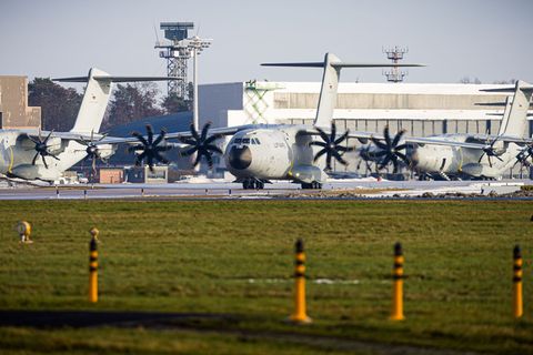 Deutsche Bundeswehr-Soldaten sind am Morgen vom Fliegerhorst Wunstorf nach Dänemark gestartet. Foto: Moritz Frankenberg/dpa