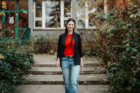 Kristin van der Meer vor ihrer Grundschule in Potsdam, dort lernen ihre Schulkinder, Aufgaben mit KI zu lösen – ohne Schummeln