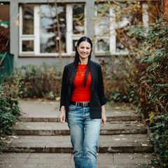 Kristin van der Meer vor ihrer Grundschule in Potsdam, dort lernen ihre Schulkinder, Aufgaben mit KI zu lösen – ohne Schummeln