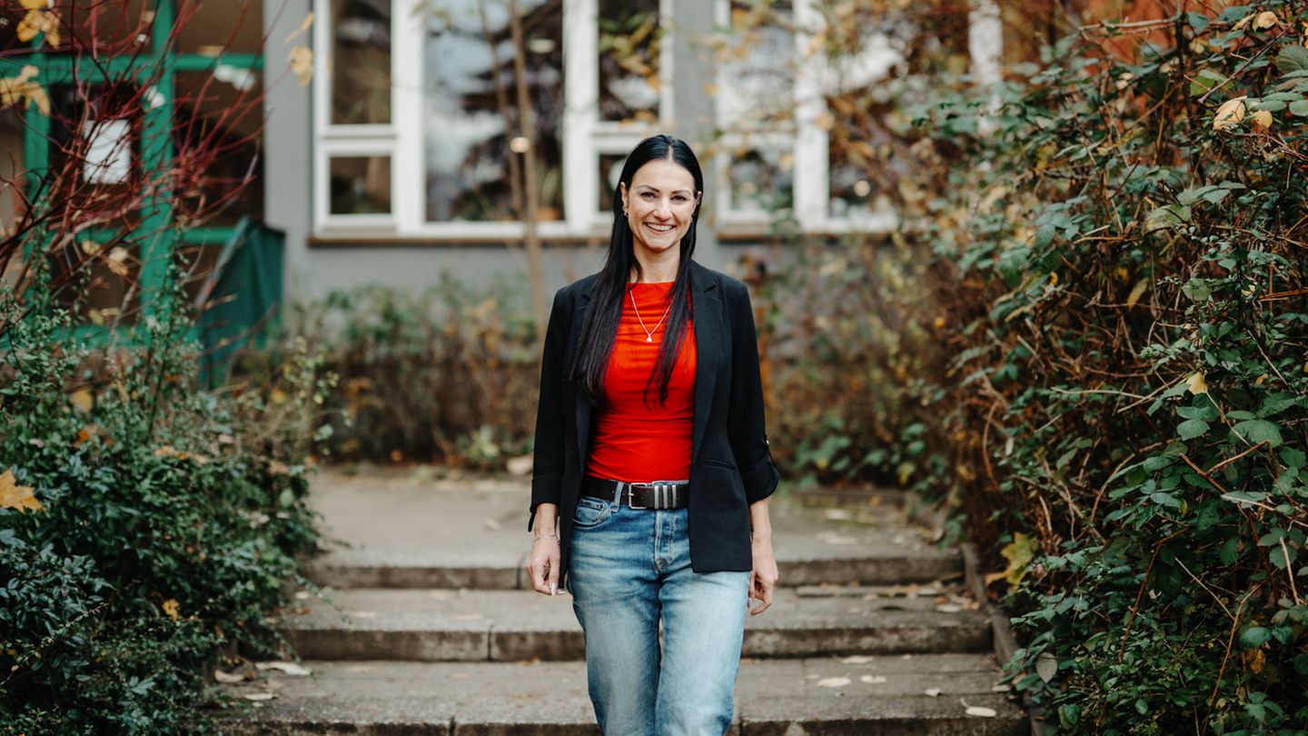 Kristin van der Meer vor ihrer Grundschule in Potsdam, dort lernen ihre Schulkinder, Aufgaben mit KI zu lösen – ohne Schummeln