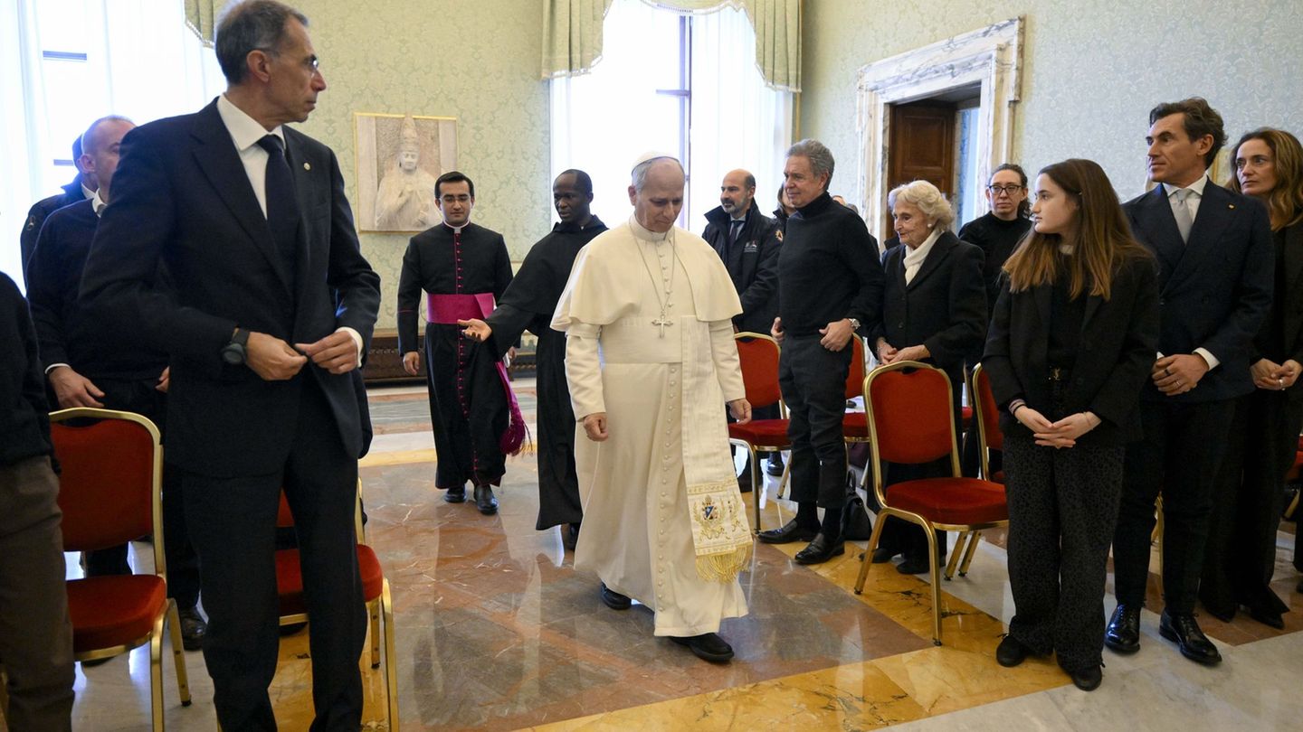 Papst Leo XIV. spricht Angehörigen von Crans-Montana-Opfern Trost zu. Foto: Vatican Media/IPA via ZUMA Press/dpa