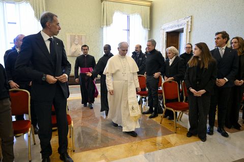 Papst Leo XIV. spricht Angehörigen von Crans-Montana-Opfern Trost zu. Foto: Vatican Media/IPA via ZUMA Press/dpa