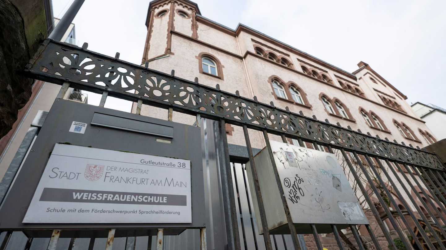 Vor einer Schule in Frankfurt soll der Junge abgesetzt worden sein, seitdem wird er vermisst. Foto: Boris Roessler/dpa