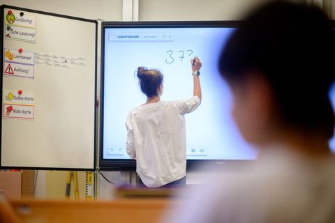 2019 haben Bund und Länder mit dem Digitalpakt Schule ein Förderprogramm zum technischen Ausbau von Schulen gestartet. (Archivbi