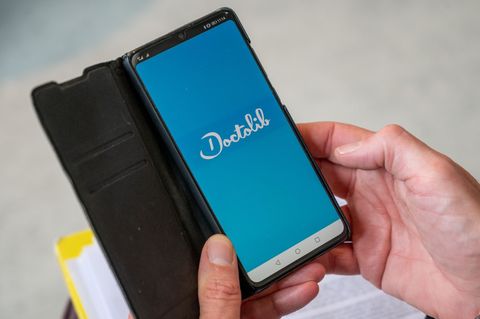 Ein Mann öffnet auf einem Smartphone die Doctolib-App. (Symbolbild) Foto: Christophe Gateau/dpa