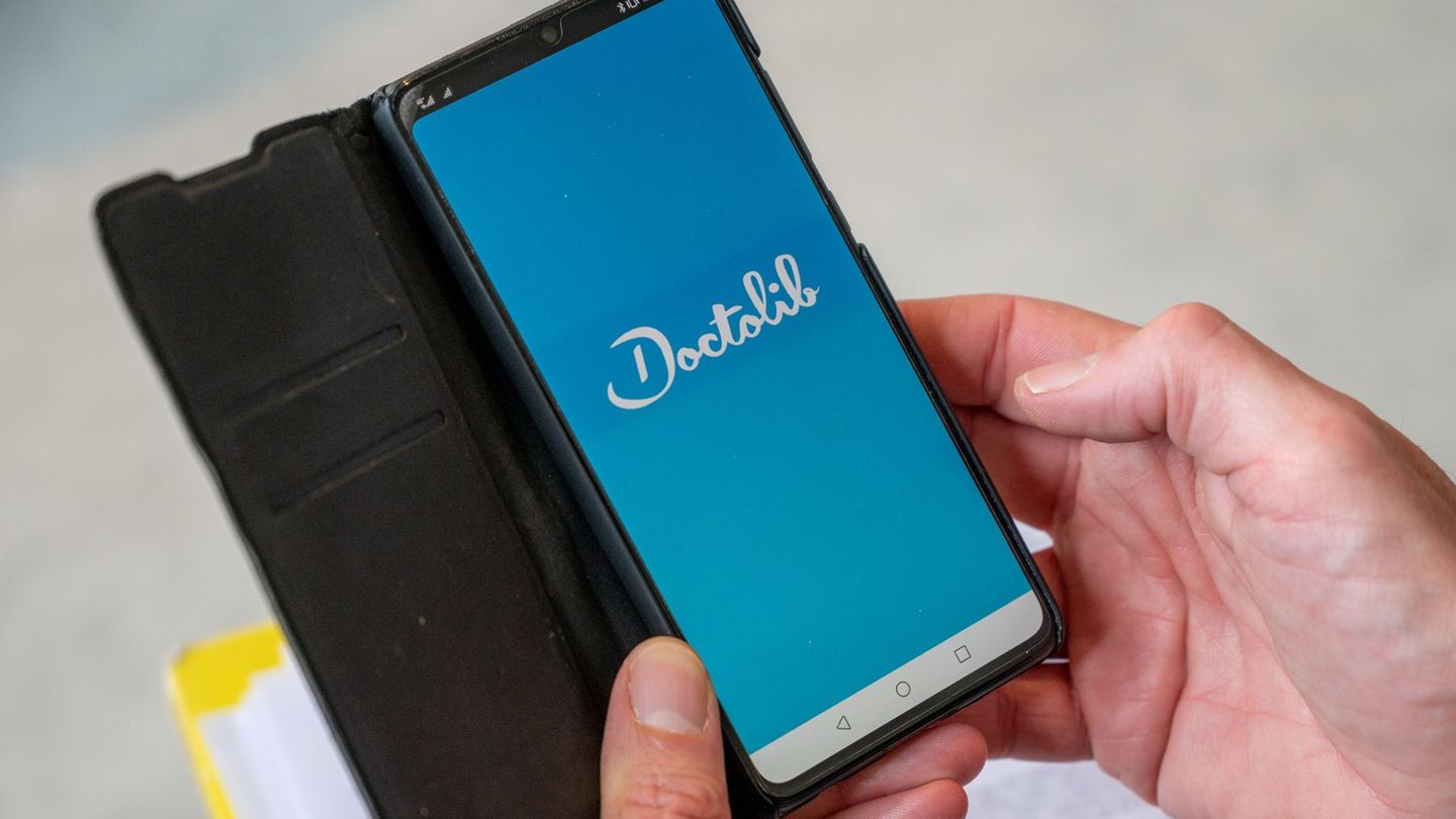 Ein Mann öffnet auf einem Smartphone die Doctolib-App. (Symbolbild) Foto: Christophe Gateau/dpa