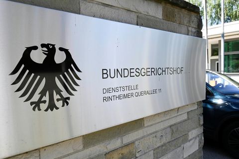 Eingang zu Bundesgerichtshof in Karlsruhe