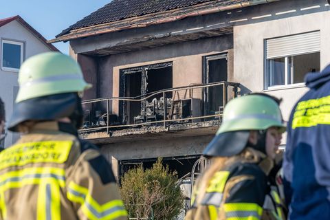 Beim Eintreffen der Feuerwehr waren einige Bewohner schon ins Freie geflüchtet. Foto: Armin Weigel/dpa