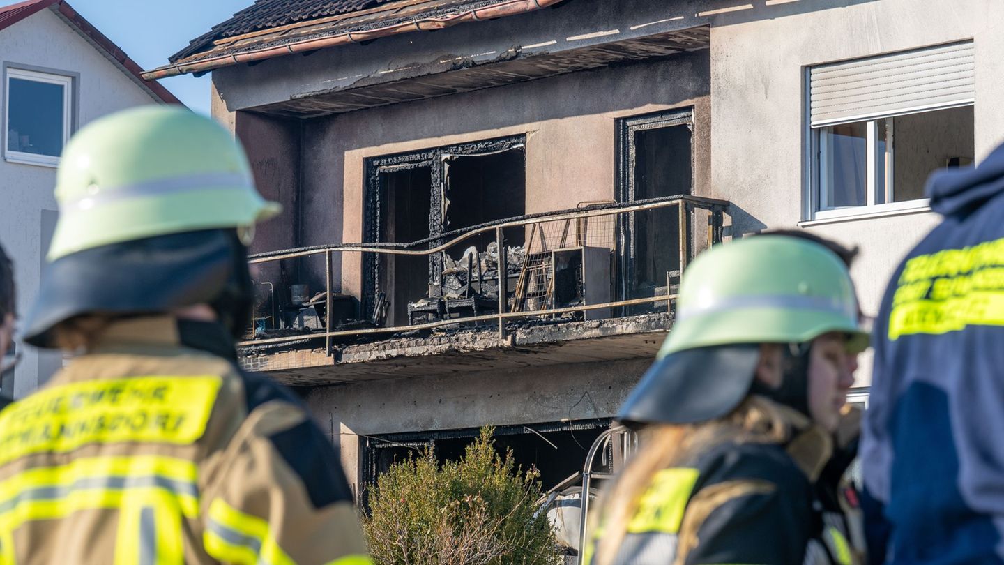 Beim Eintreffen der Feuerwehr waren einige Bewohner schon ins Freie geflüchtet. Foto: Armin Weigel/dpa