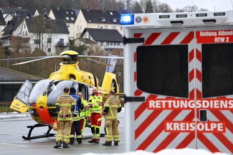 Ein Rettungshubschrauber brachte die schwer verletzte Frau in eine Klinik. Foto: Alex Talash/dpa