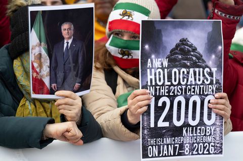 In Frankfurt haben am Donnerstag Hunderte Menschen vor dem US-Generalkonsulat für ein Ende des Regimes in Teheran demonstriert.