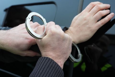 Die Polizei nimmt den Verdächtigen noch in der Nähe des Supermarktes fest. (Symbolbild) Foto: Marcus Brandt/dpa