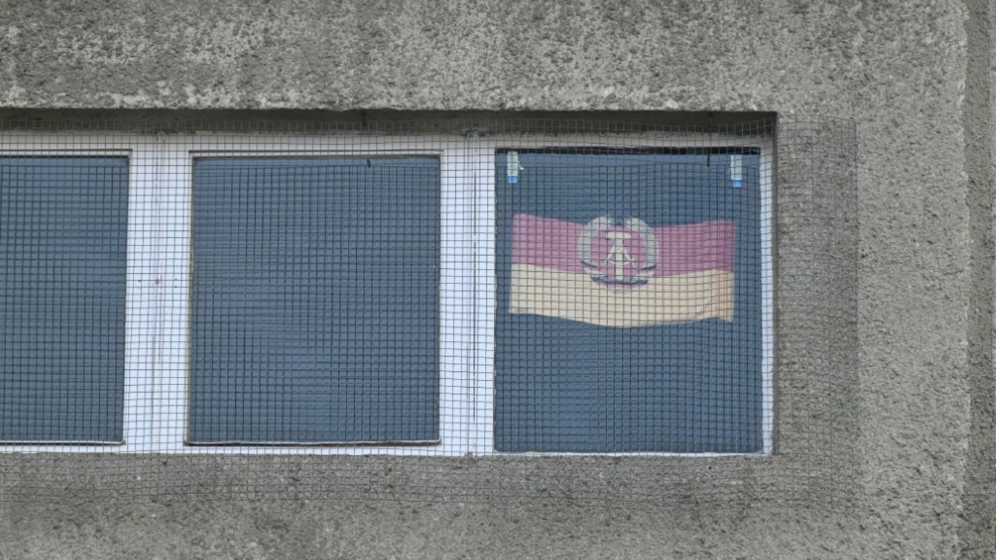 DDR-Flagge in Wohnhaus