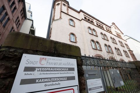 Die Schule liegt am Rande des Frankfurter Bahnhofsviertels. Foto: Boris Roessler/dpa