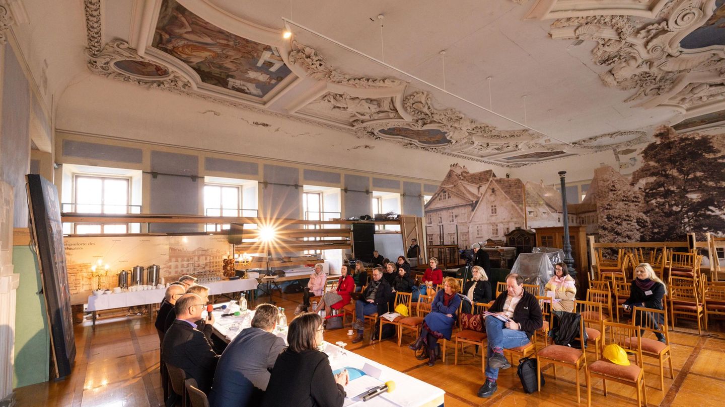 Der prächtige, aber sanierungsbedürftige Saal wird zum Herzstück für das neue Deutsche Theatermuseum in Meiningen. (Archivbild)