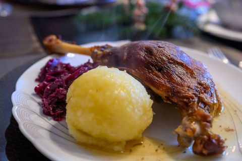 Sachsen will mit einer Showküche künftig für regionale kulinarische Spezialitäten werben (Symbolbild). Foto: Hendrik Schmidt/dpa