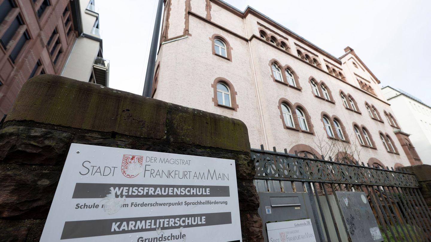 Die Schule liegt am Rande des Frankfurter Bahnhofsviertels. Foto: Boris Roessler/dpa