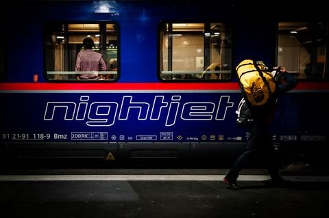 Zwei Nachtzüge standen in Franken für mehrere Stunden still, nachdem sie mit einer Streusalzkiste zusammengestoßen waren. (Symbo