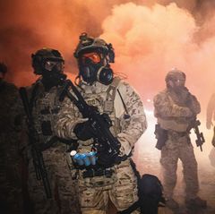 ICE-Beamte mit Gasmasken inmitten von Tränengas in Minneapolis, das sie abfeuern, um Demonstranten auseinanderzutreiben